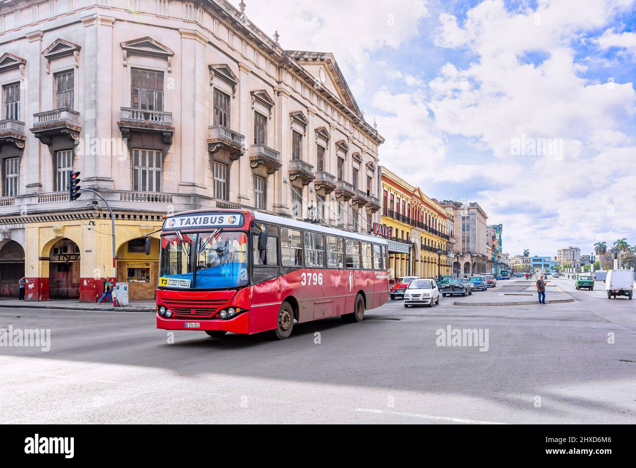 Taxi Bus in auto presso il Payret Movie Theater, l'Avana, Cuba, marzo 2017 Foto Stock