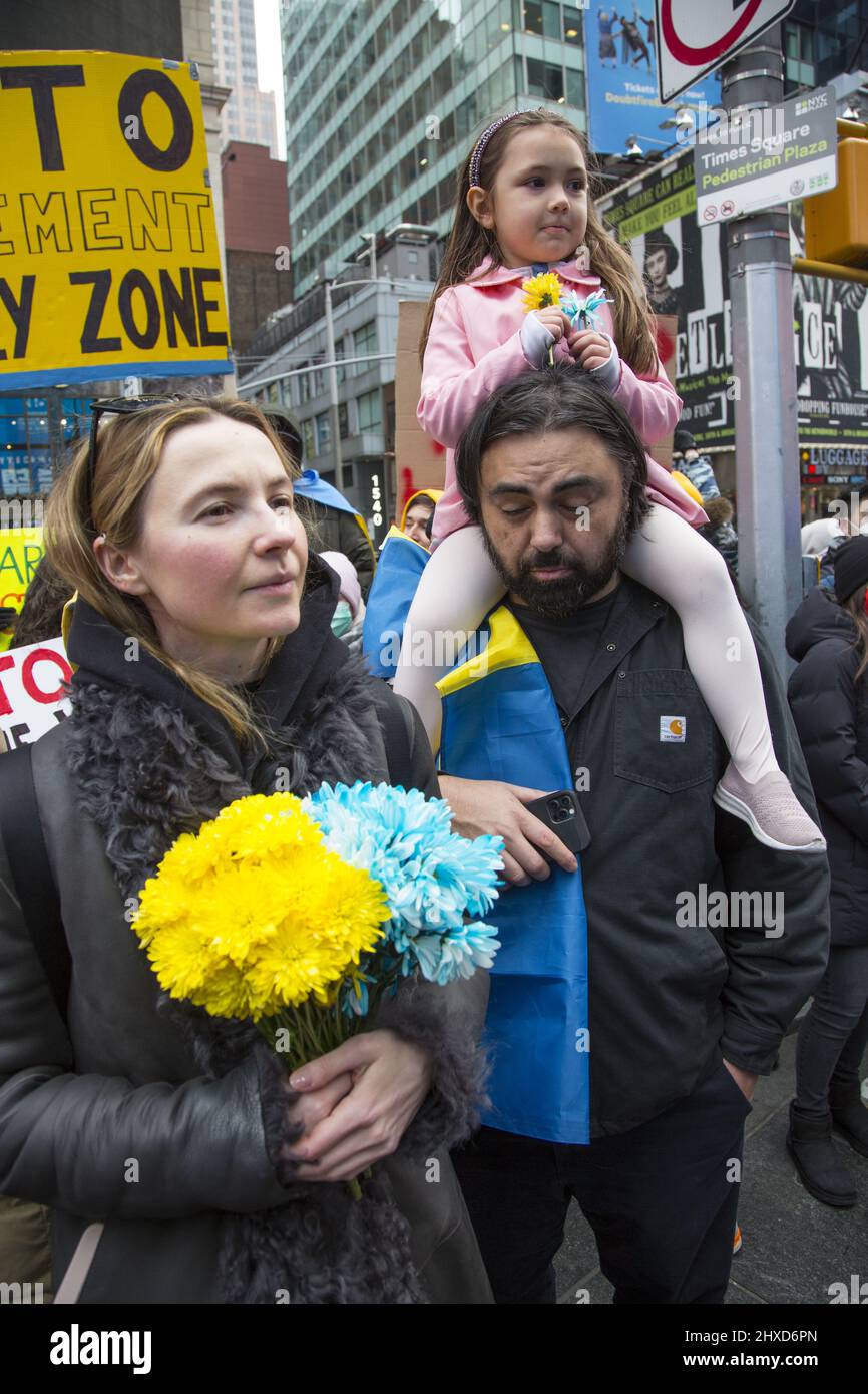 Dimostrazione "Stand with Ukraine" a Times Square a New York City. Ucraini e altri americani vengono a condannare Putin e l’attacco russo all’Ucraina. Foto Stock