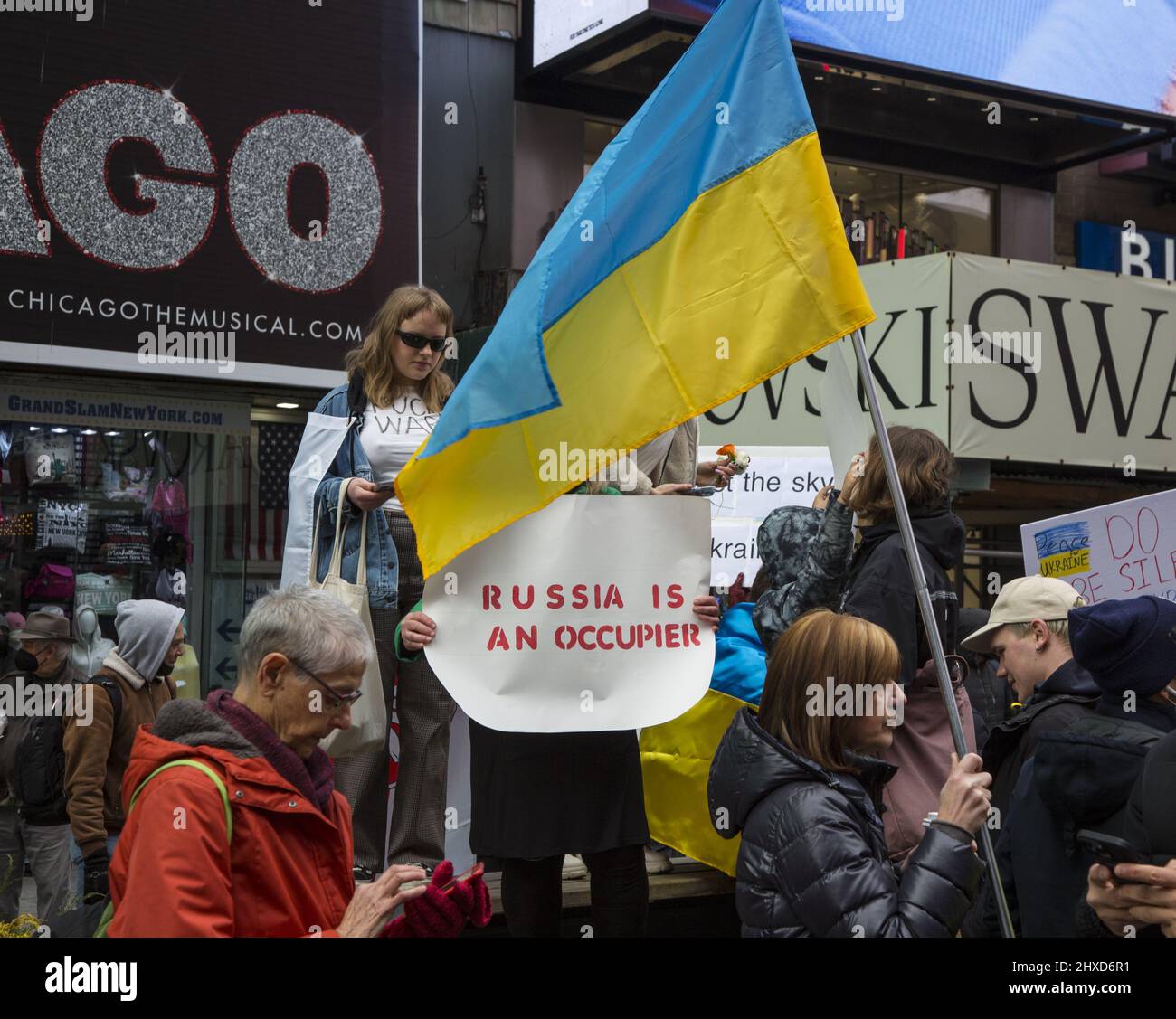 Dimostrazione "Stand with Ukraine" a Times Square a New York City. Ucraini e altri americani vengono a condannare Putin e l’attacco russo all’Ucraina. Foto Stock