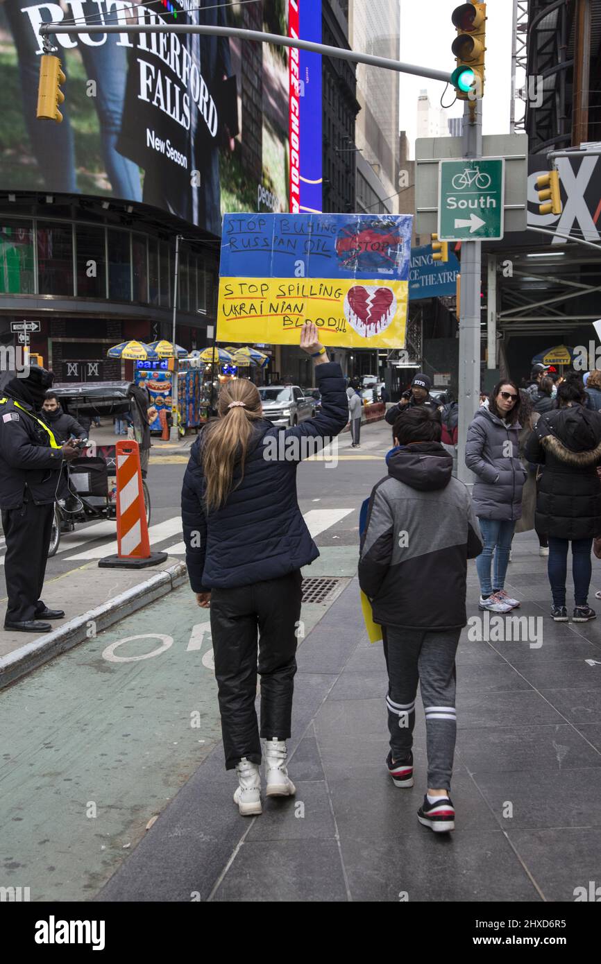 Dimostrazione "Stand with Ukraine" a Times Square a New York City. Ucraini e altri americani vengono a condannare Putin e l’attacco russo all’Ucraina. Foto Stock