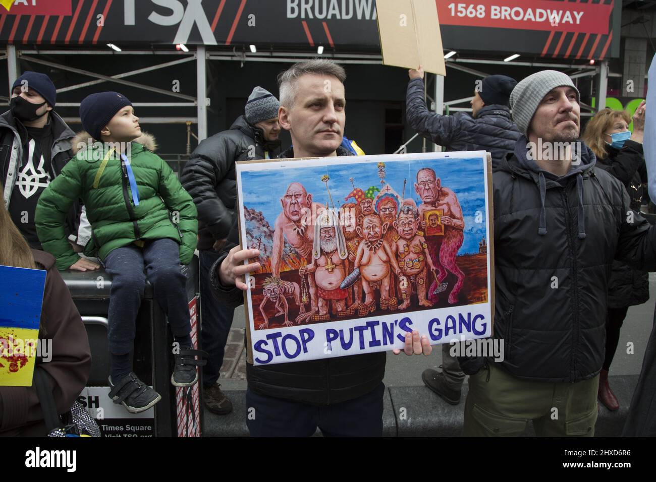 Dimostrazione "Stand with Ukraine" a Times Square a New York City. Ucraini e altri americani vengono a condannare Putin e l’attacco russo all’Ucraina. Foto Stock