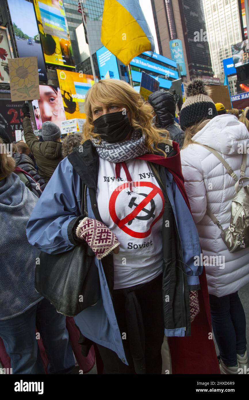 Dimostrazione "Stand with Ukraine" a Times Square a New York City. Ucraini e altri americani vengono a condannare Putin e l’attacco russo all’Ucraina. Foto Stock
