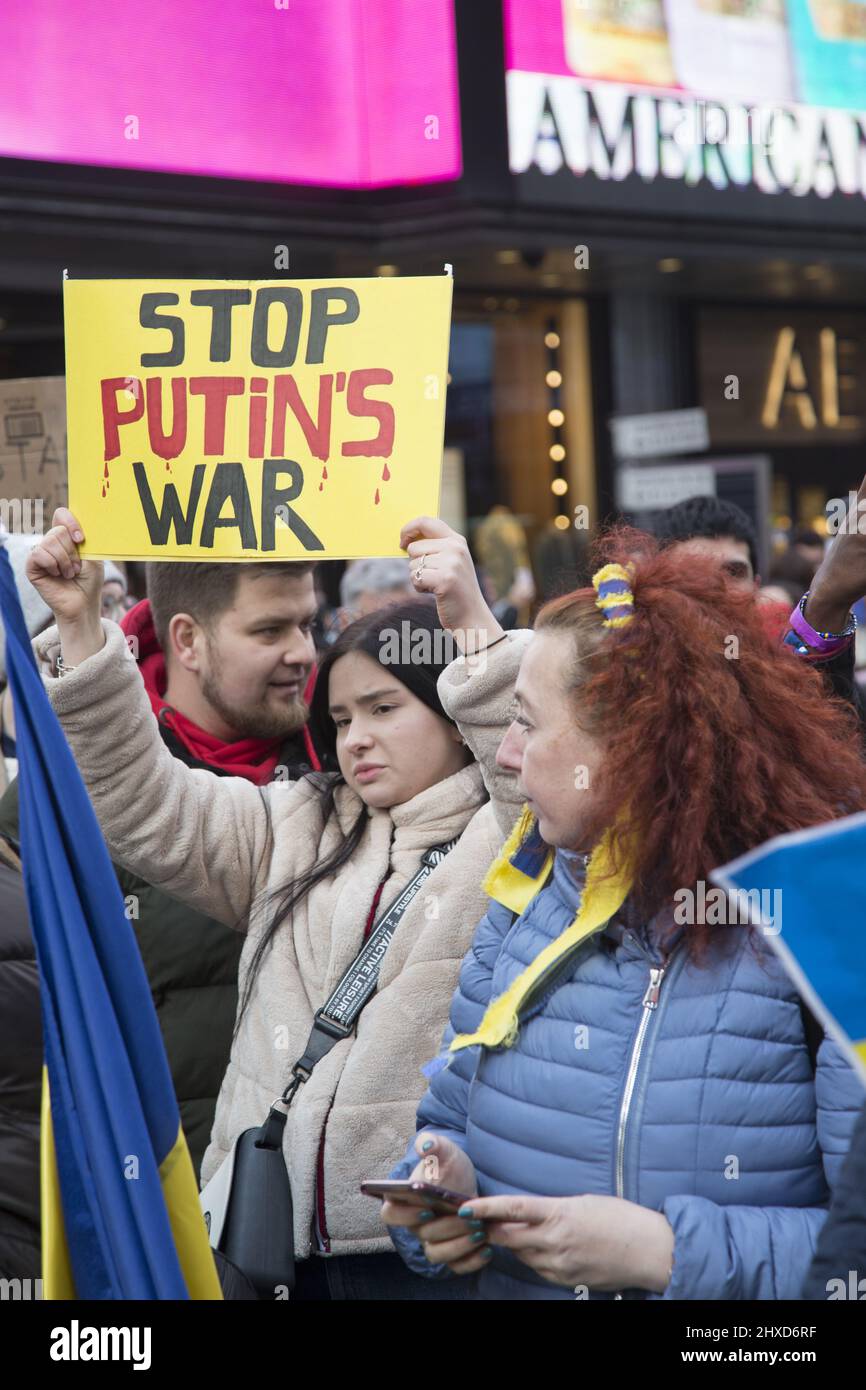 Dimostrazione "Stand with Ukraine" a Times Square a New York City. Ucraini e altri americani vengono a condannare Putin e l’attacco russo all’Ucraina. Foto Stock