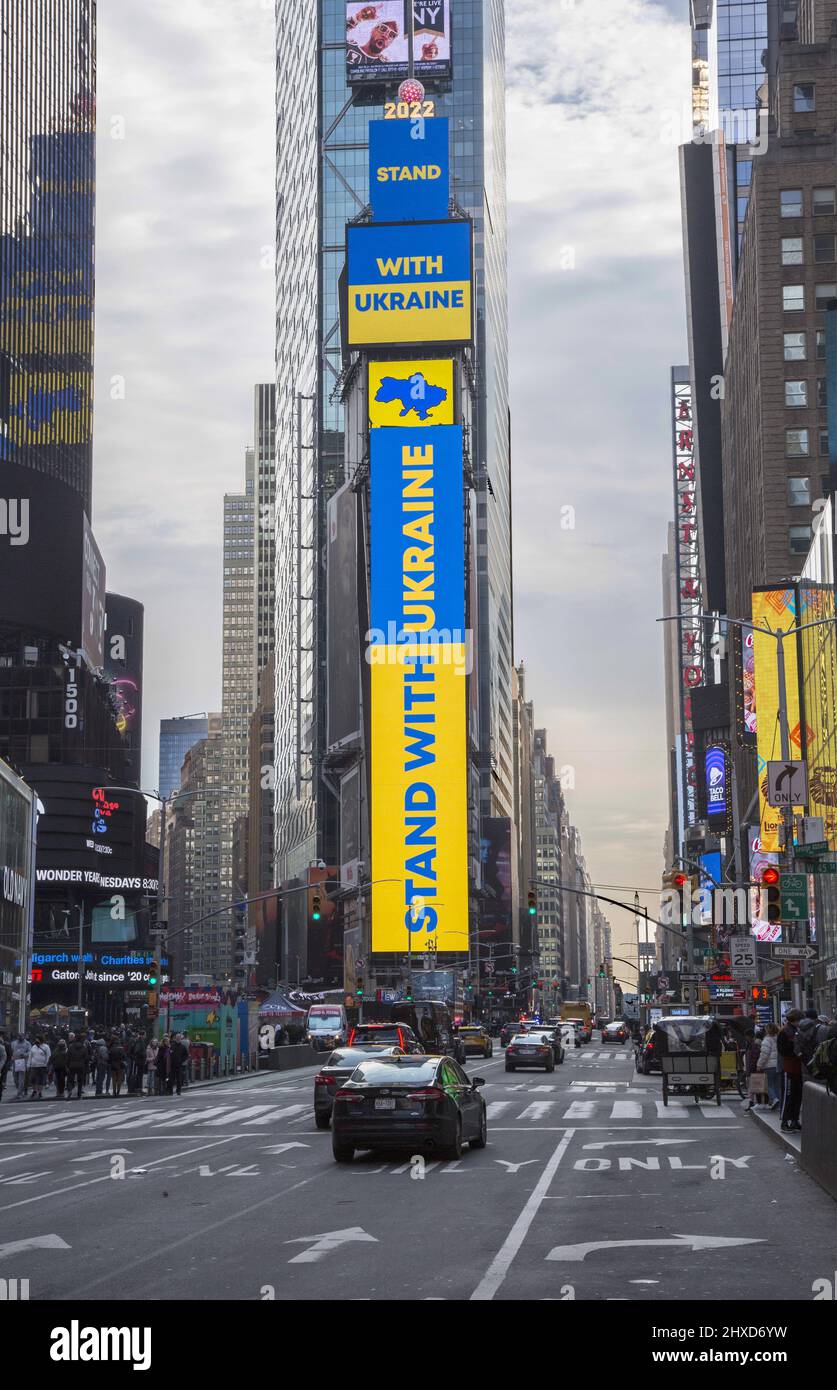 Dimostrazione "Stand with Ukraine" a Times Square a New York City. Ucraini e altri americani vengono a condannare Putin e l’attacco russo all’Ucraina. Foto Stock