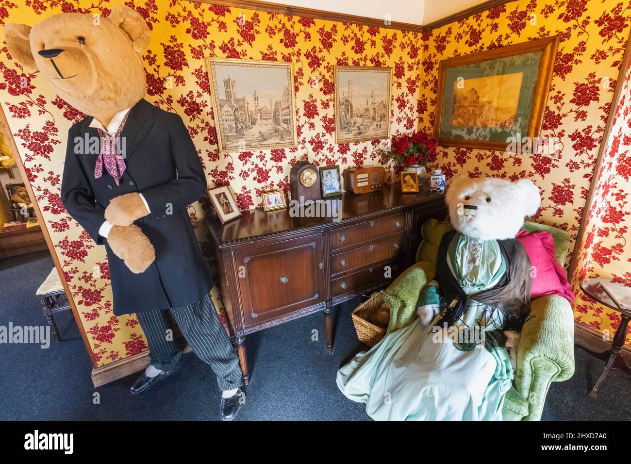 Inghilterra, Dorset, Dorchester, il Museo dell'Orso Teddy, mostra degli Orsi Teddy a grandezza naturale vestiti da marito e moglie in salotto Foto Stock