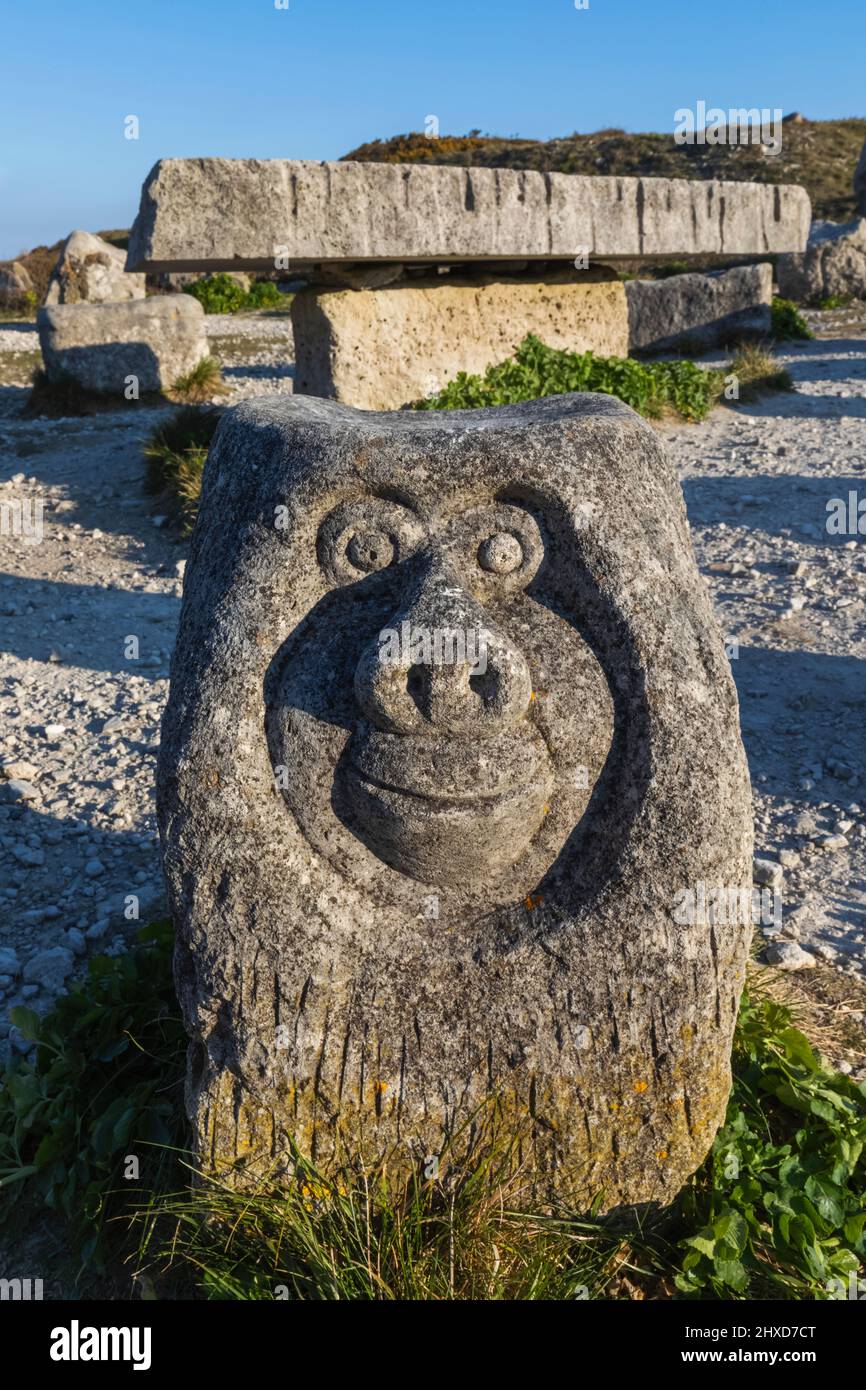 Inghilterra, Dorset, Weymouth, Portland Bill, Tout Quarry Sculpture Park and Reserve, Sculpture of a Monkey's Head Foto Stock