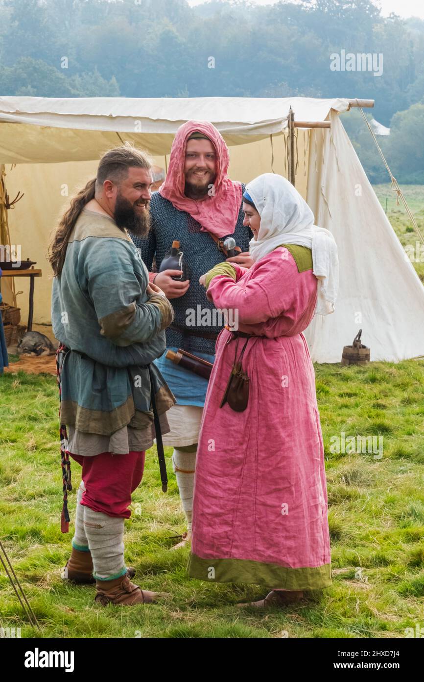 Inghilterra, East Sussex, Battle, The Annual Battle of Hastings 1066 Re-enactment Festival, partecipanti vestiti in costume medievale Foto Stock