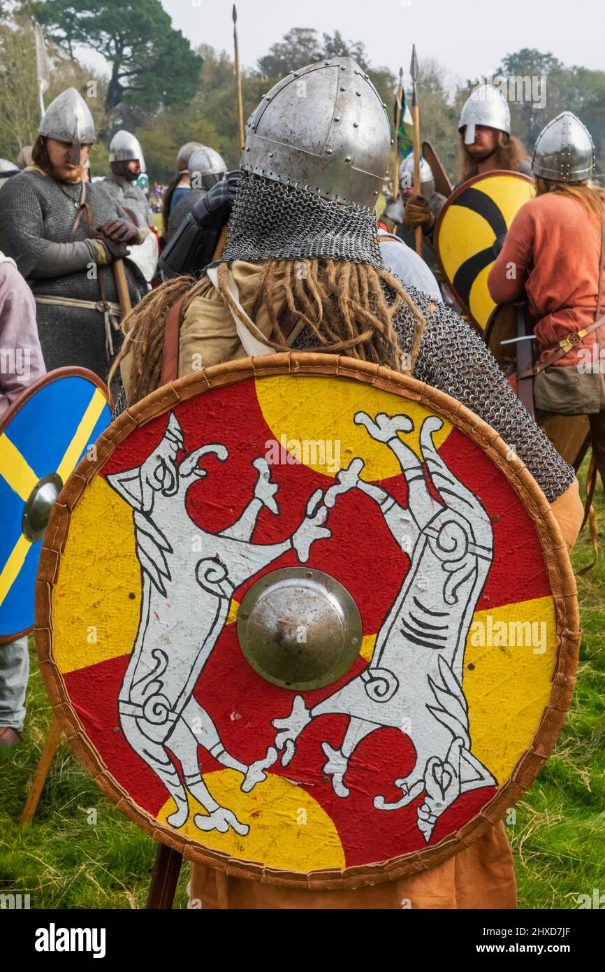 Inghilterra, East Sussex, Battle, The Annual Battle of Hastings 1066 Re-enactment Festival, gruppo di partecipanti vestito in armatura sassone medievale Foto Stock