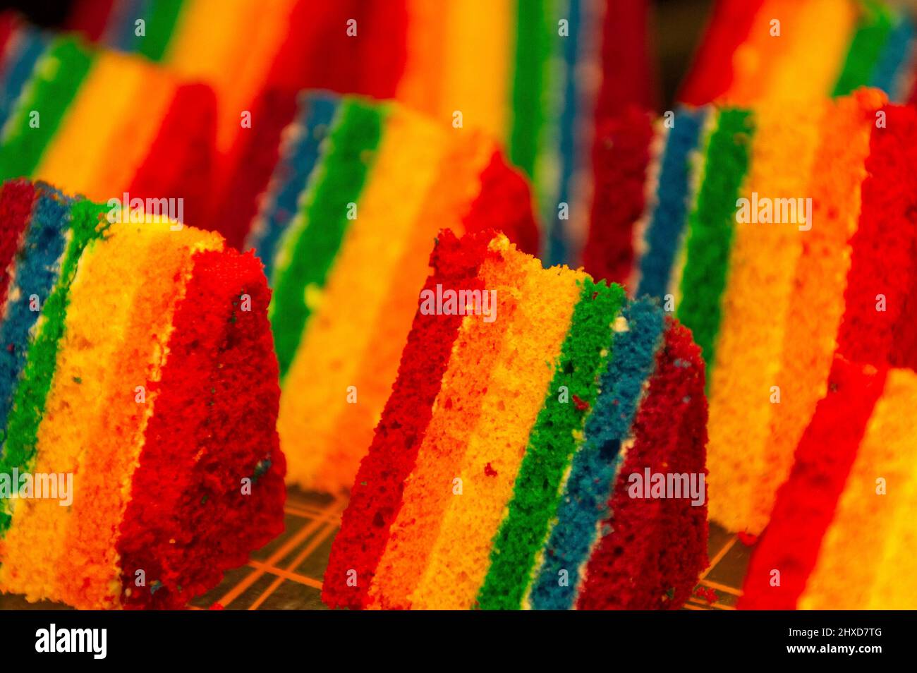 Primo piano biscotti colorati in colori arcobaleno, Singapore Foto Stock