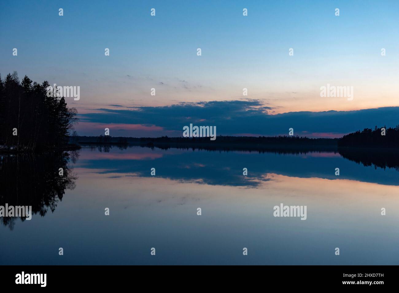 Paesaggio riflessione al crepuscolo, Lago Bolmen, Småland, Svezia Foto Stock
