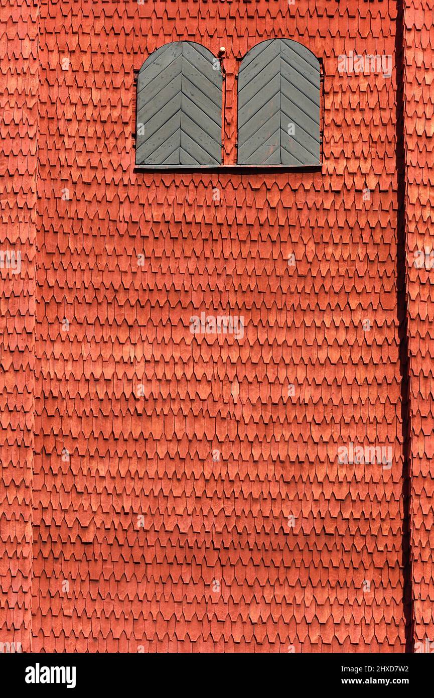 Muro di legno su una chiesa rossa con persiane nere, Sunne, Svezia Foto Stock