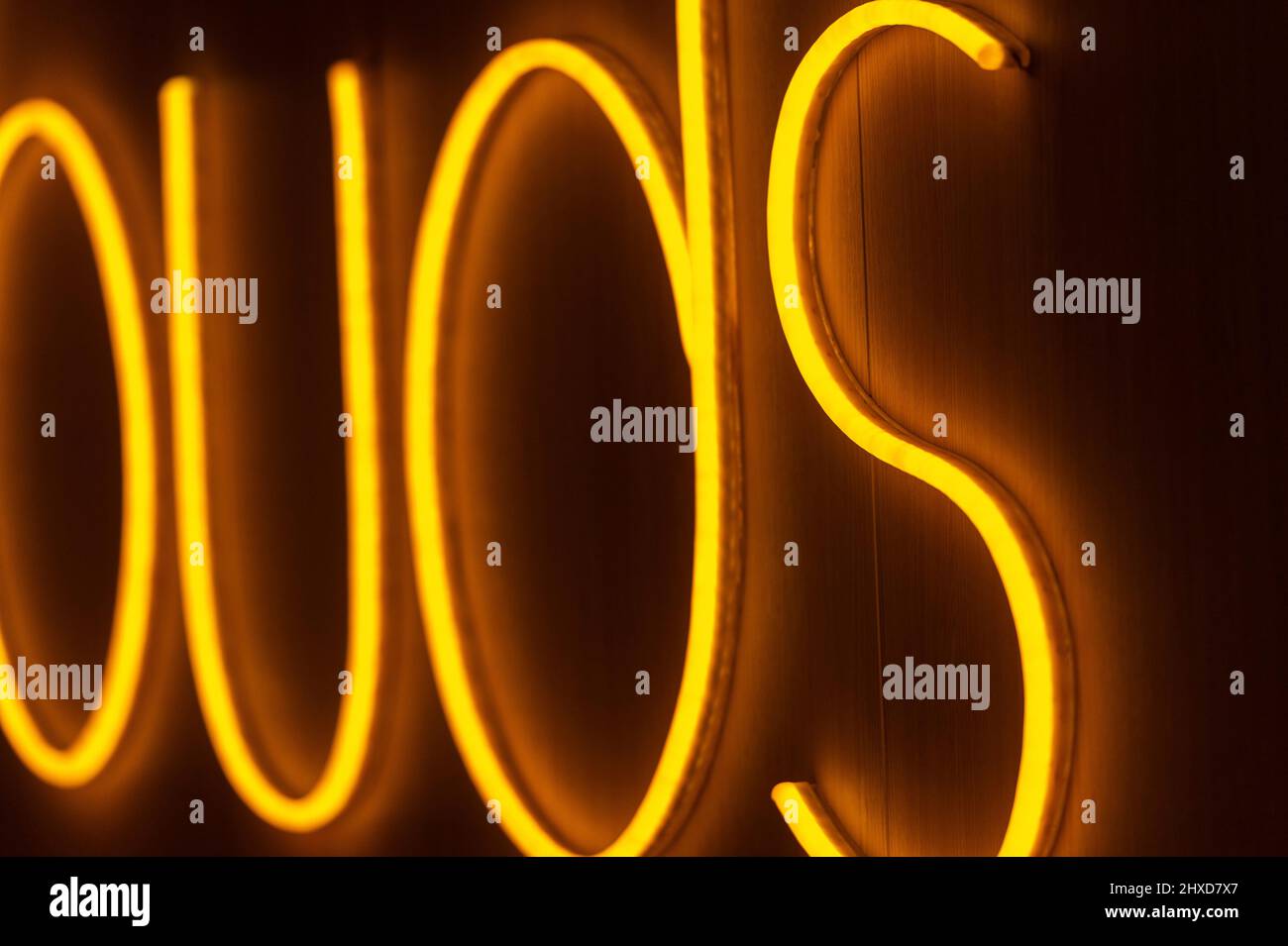 Scritta gialla fatta di tubi al neon su una parete di legno in un hotel, Singapore Foto Stock