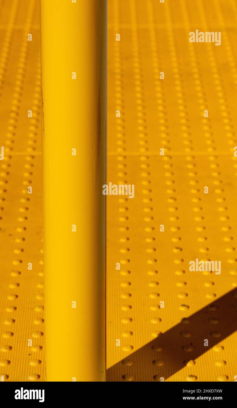 Colonna gialla con ombra su un foglio giallo, Salinas, California, USA Foto Stock
