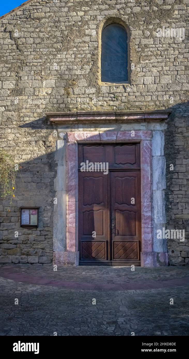 La chiesa di San Martino in Aigne è stato costruito nel XI secolo in stile romano. L'antico centro del paese ha la forma di una conchiglia di lumaca ed è stato costruito anche nel XI secolo (chiamato anche l'Escargot). Monumento historique. Foto Stock