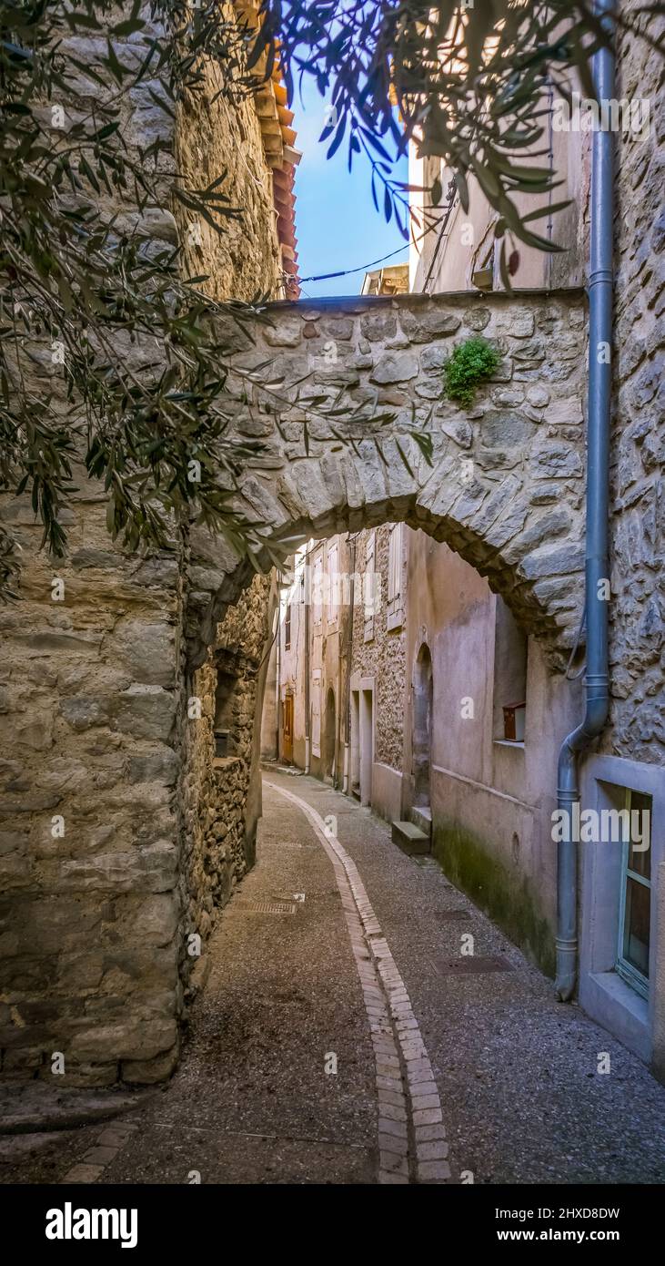 L'antico centro del paese di Aigne ha la forma di un guscio di lumaca ed è stato costruito nel 11th secolo. Foto Stock