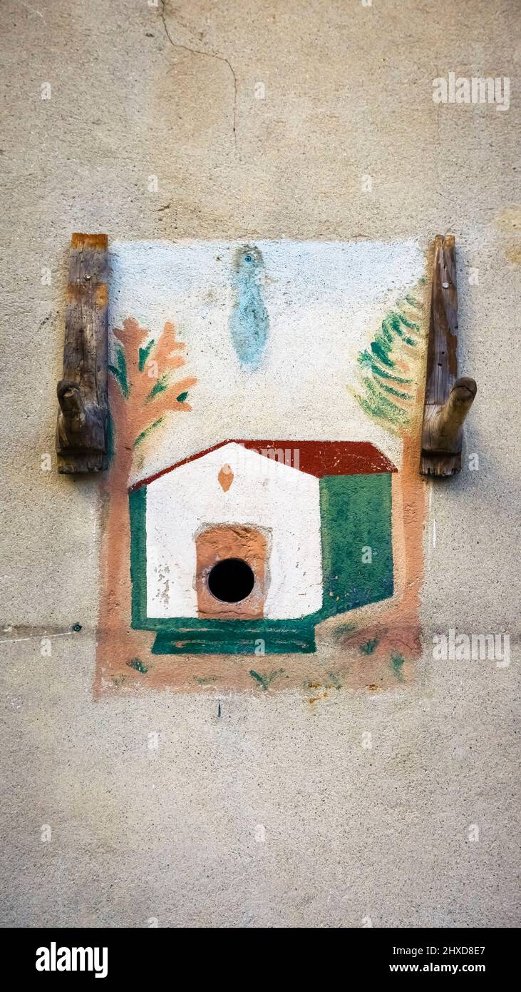 Birdhouse a Aigne. L'antico centro del paese ha la forma di una conchiglia di lumaca ed è stato costruito nel 11th secolo. Foto Stock