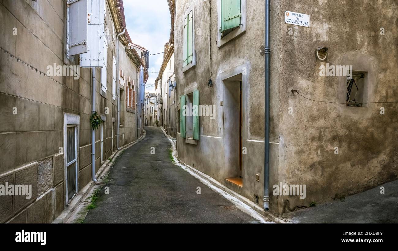 Village Street a Cesseras. Il territorio del comune appartiene al Parco Naturale Regionale di Haut-Languedoc. Foto Stock