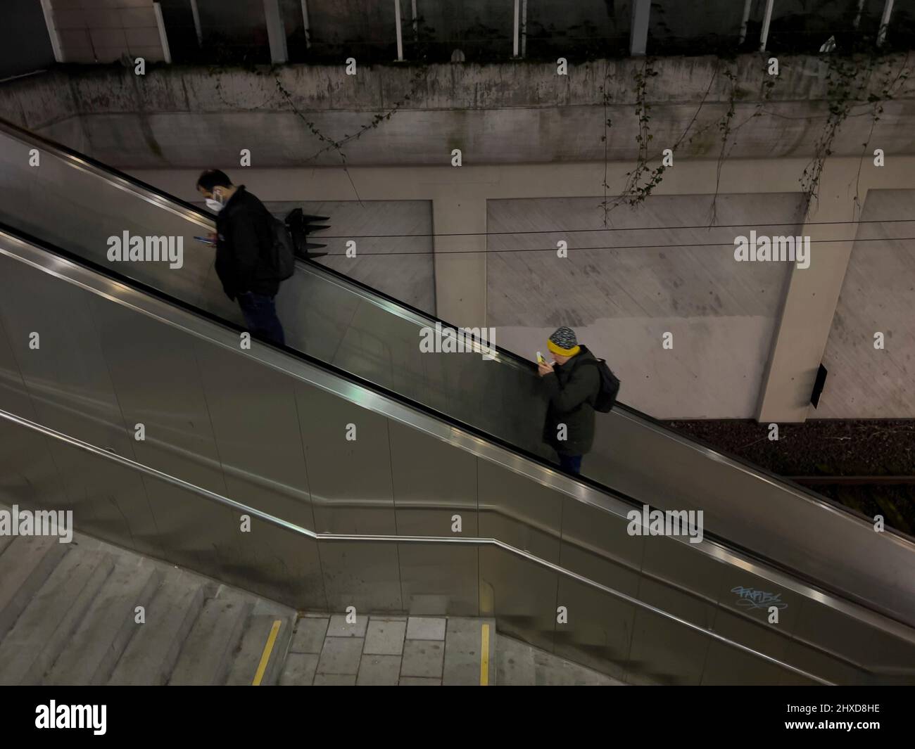 Due uomini su una scala mobile alla stazione di Echterdingen Foto Stock