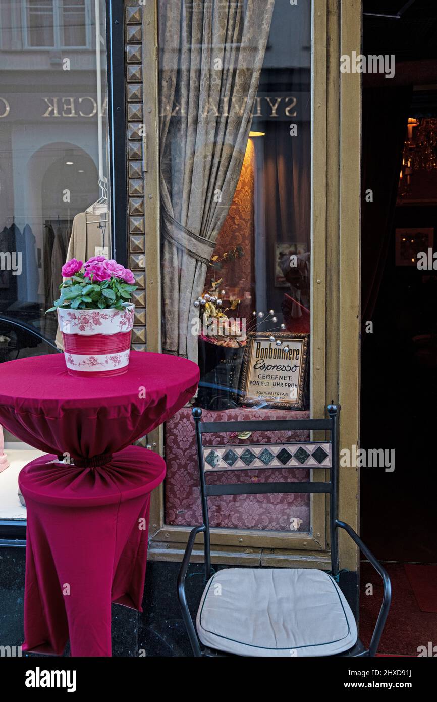 Bar Cafe Bonbonniere con piccolo tavolo alto rosso, sedia e tenda, Vienna, Austria Foto Stock