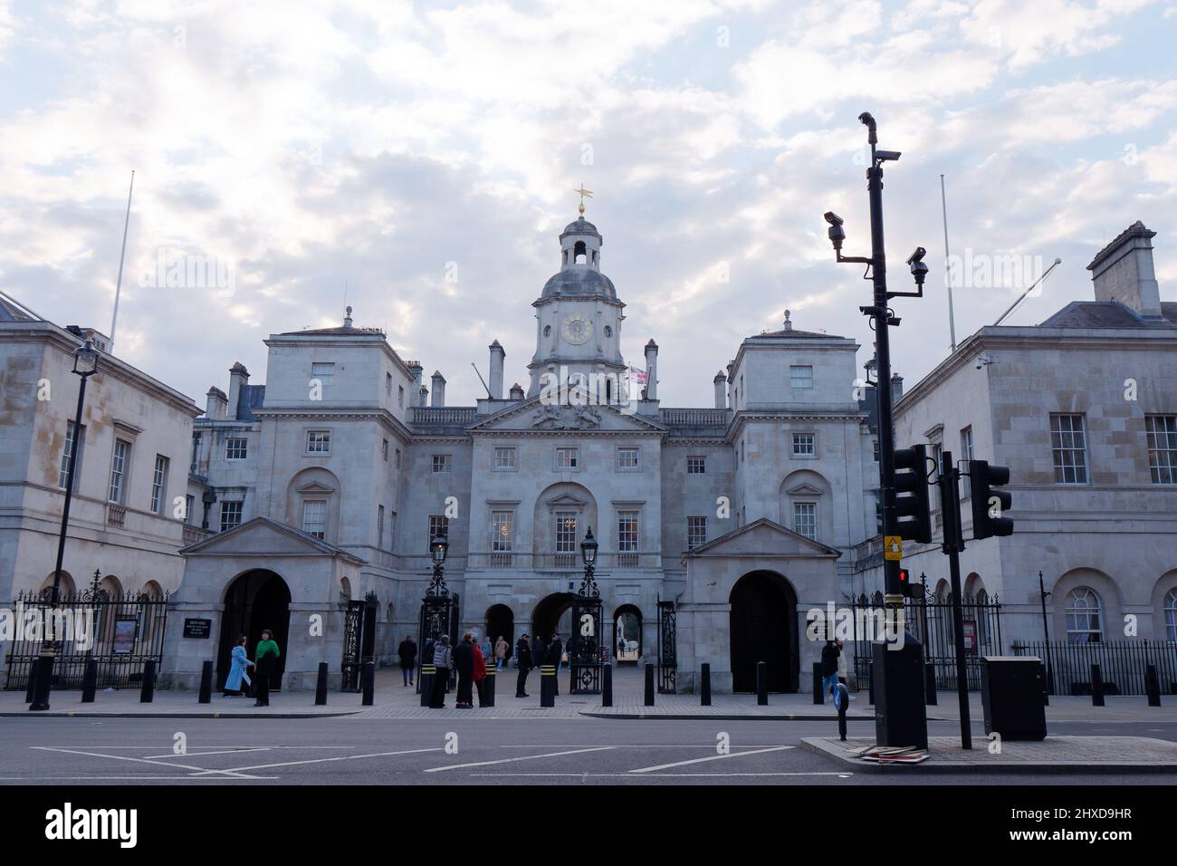 I turisti fuori dalla Horse Guards Parade in serata come si vede da Whitehall. Telecamere di sorveglianza in primo piano, Londra. Foto Stock