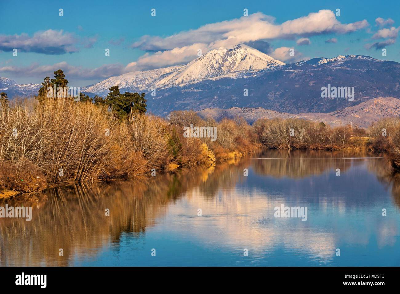 Kissavos (conosciuta anche come 'ossa'), si riflette sulla superficie del fiume Pineios, appena fuori dalla città di Larissa, Tessaglia, Grecia. Foto Stock