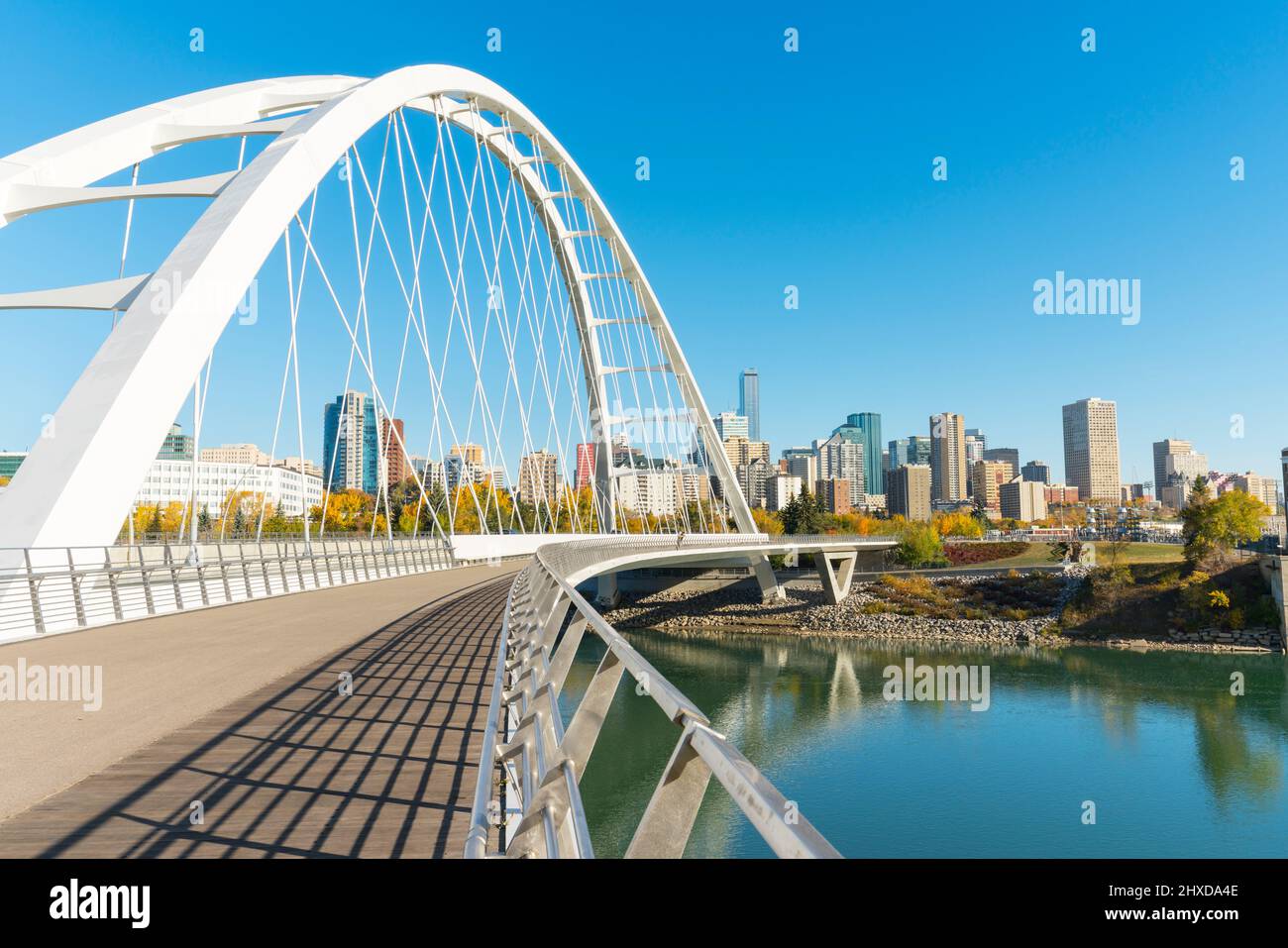 Lo skyline di Edmonton, il fiume North Saskatchewan e il ponte di Walterdale, Edmonton, Alberta, Canada Foto Stock