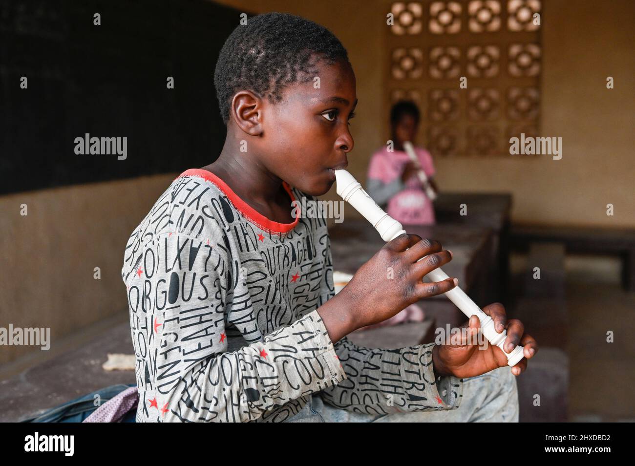 NIGER, Niamey, chiesa cattolica, ragazzo suona flauto / katholische Kirche, Kinder spielen Flöte Foto Stock