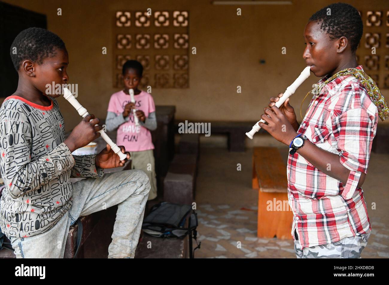 NIGER, Niamey, chiesa cattolica, ragazzo suona flauto / katholische Kirche, Kinder spielen Flöte Foto Stock