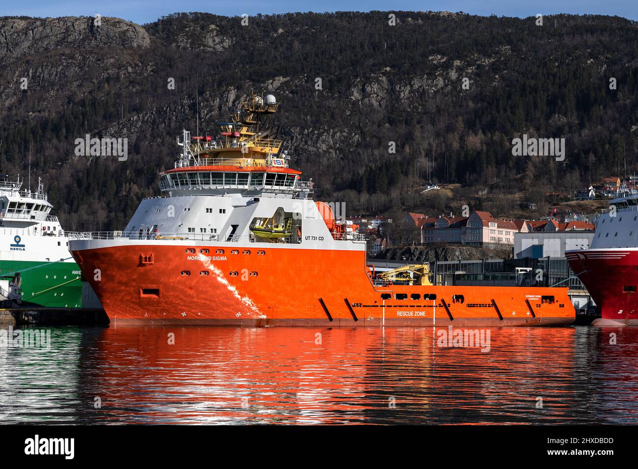 Fornitura offshore nave AHTS Normand Sigma a Skoltegrunnskaien Quay, Bergen, Norvegia Foto Stock