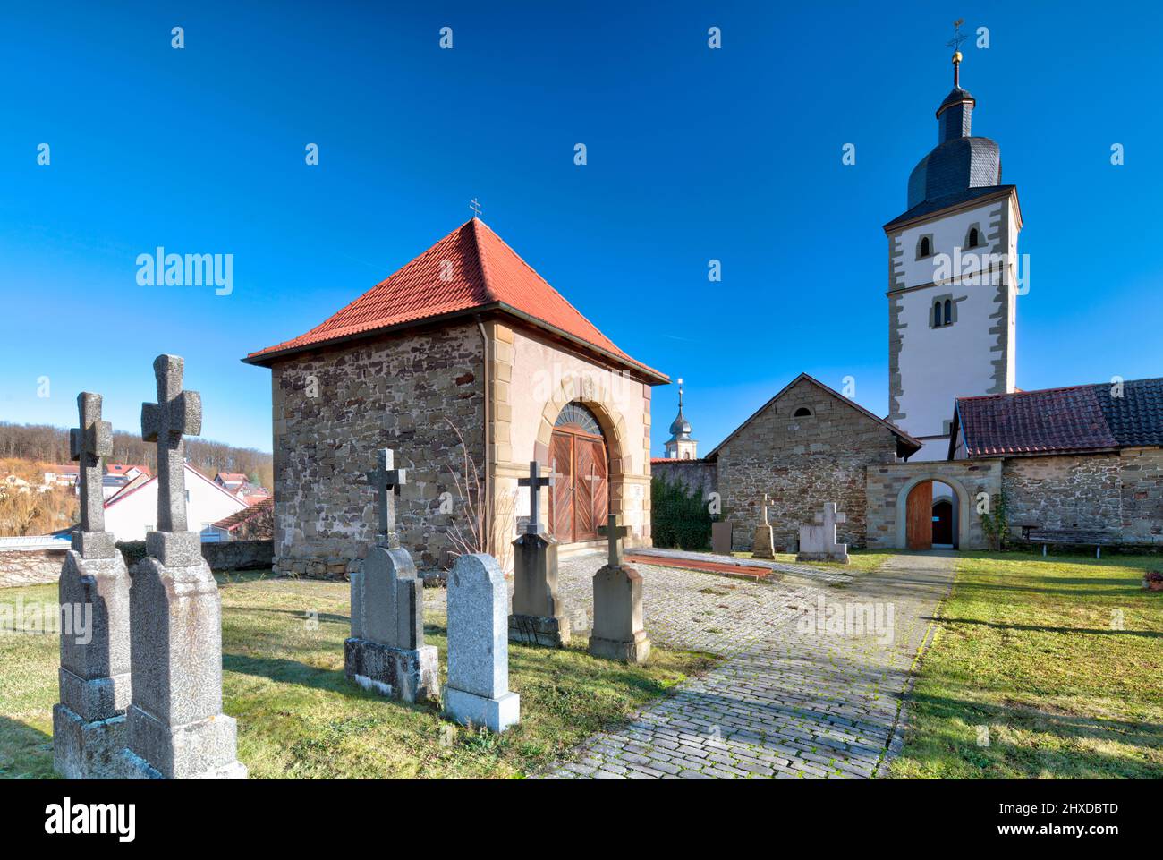 Chiesa castello, ex chiesa fortificata, cappella cripta, vecchio cimitero, chiesa, St.Cosmas e Damian, facciata della casa, inverno, Euerbach, Franconia, Germania, Europa, Foto Stock