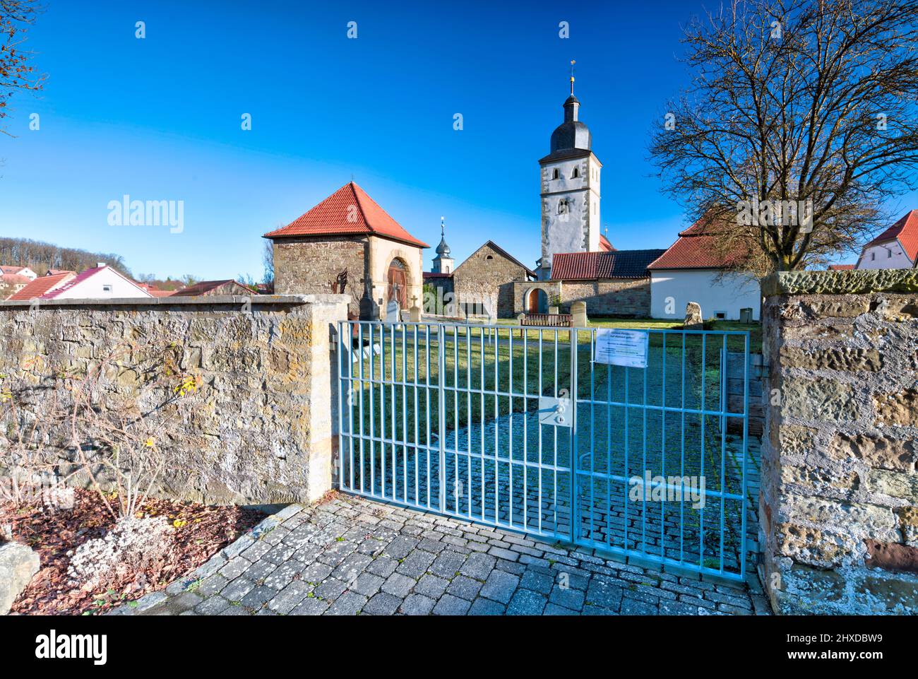 Chiesa castello, ex chiesa fortificata, cappella cripta, vecchio cimitero, chiesa, St.Cosmas e Damian, facciata della casa, inverno, Euerbach, Franconia, Germania, Europa, Foto Stock