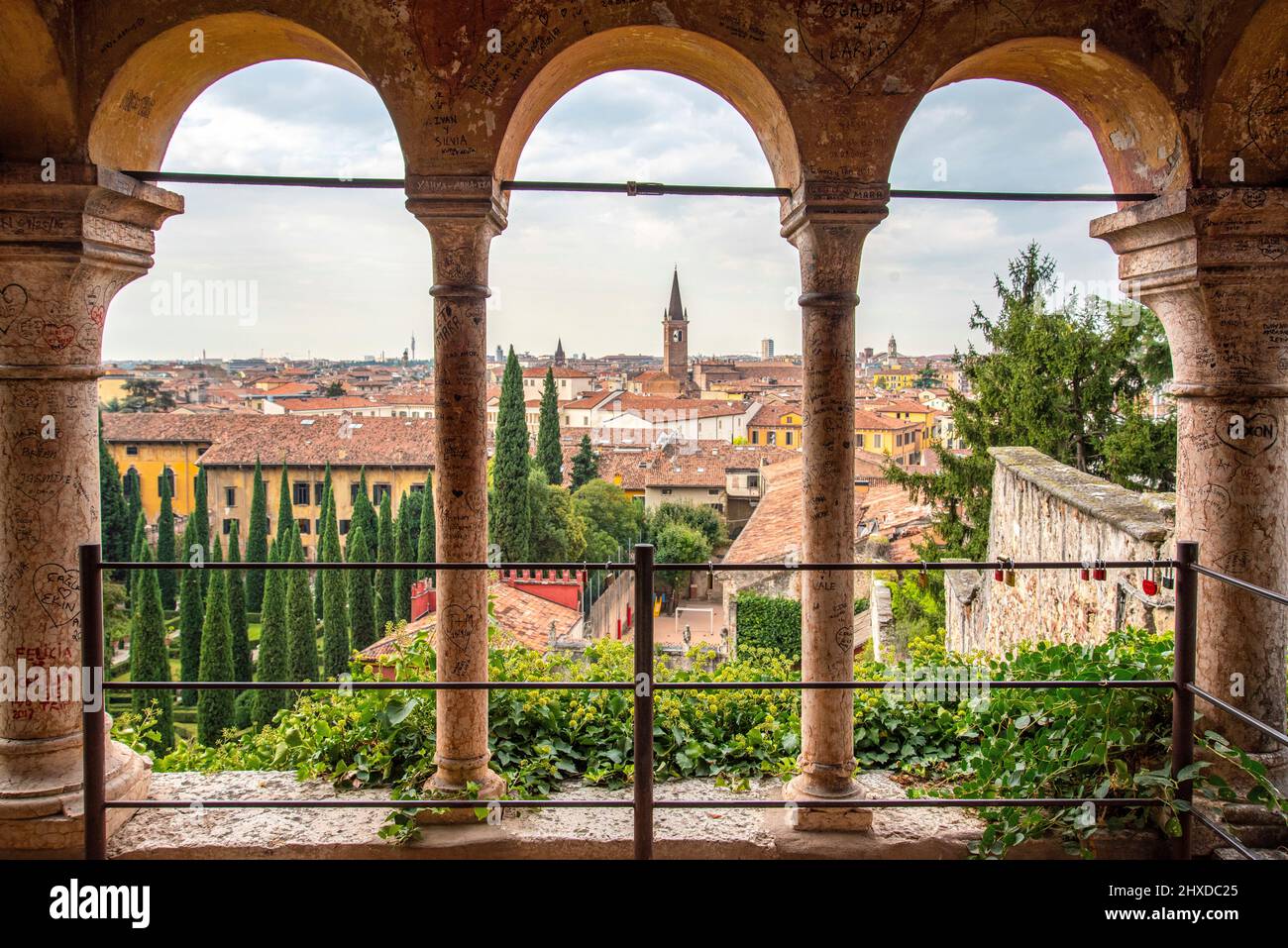 Vista dal centro di Verona da un padiglione del parco pubblico Giardino giusti, Italia Foto Stock