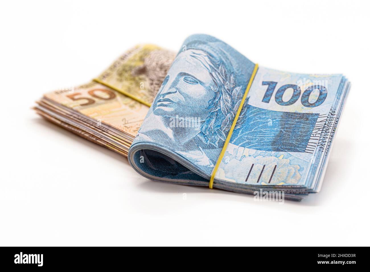molte banconote da 100 e 50 reais, denaro brasiliano, migliaia di reais, pagamento, stipendio, su sfondo bianco isolato Foto Stock