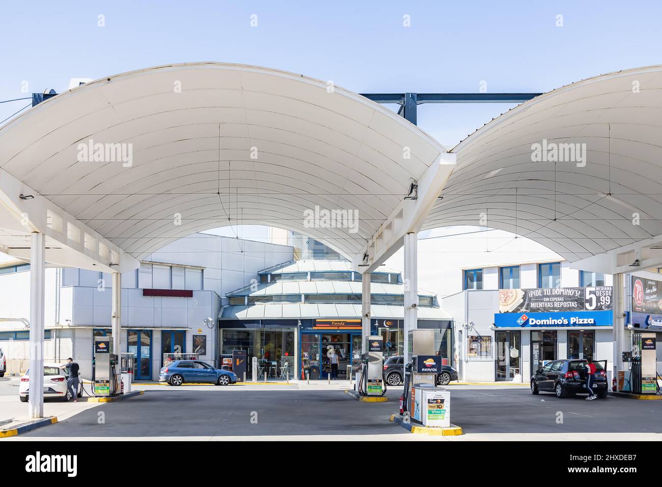 Huelva, Spagna - 6 marzo 2022: Stazione di servizio Repsol. Stazione di servizio e rifornimento di veicoli della multinazionale Repsol Foto Stock