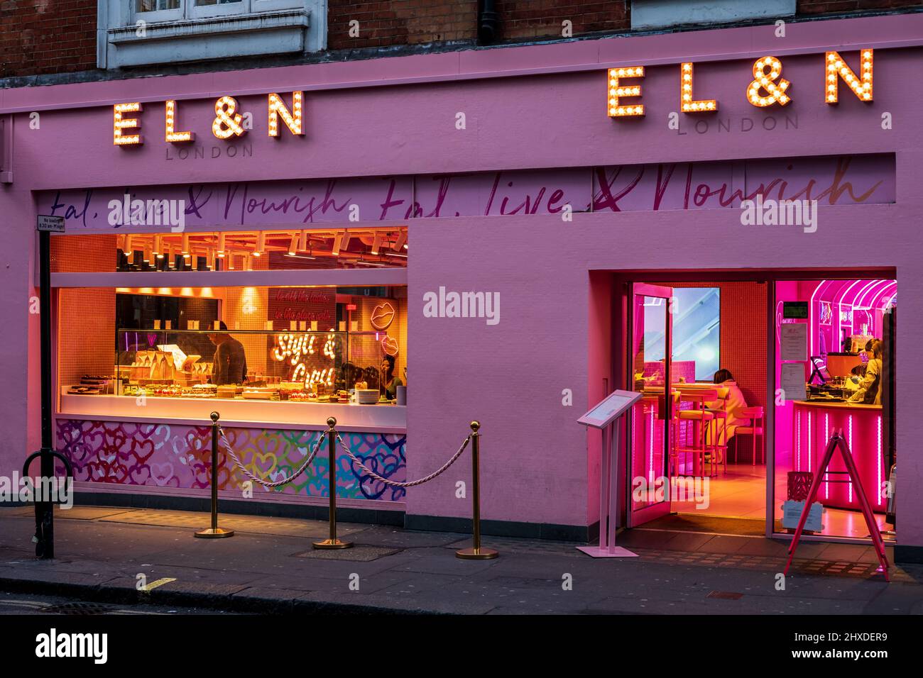 EL&N Soho London - descrivendosi come il principale marchio Instagramable Café and Lifestyle, la filiale rosa DI EL&N Wardour Street nel quartiere Soho di Londra. Foto Stock