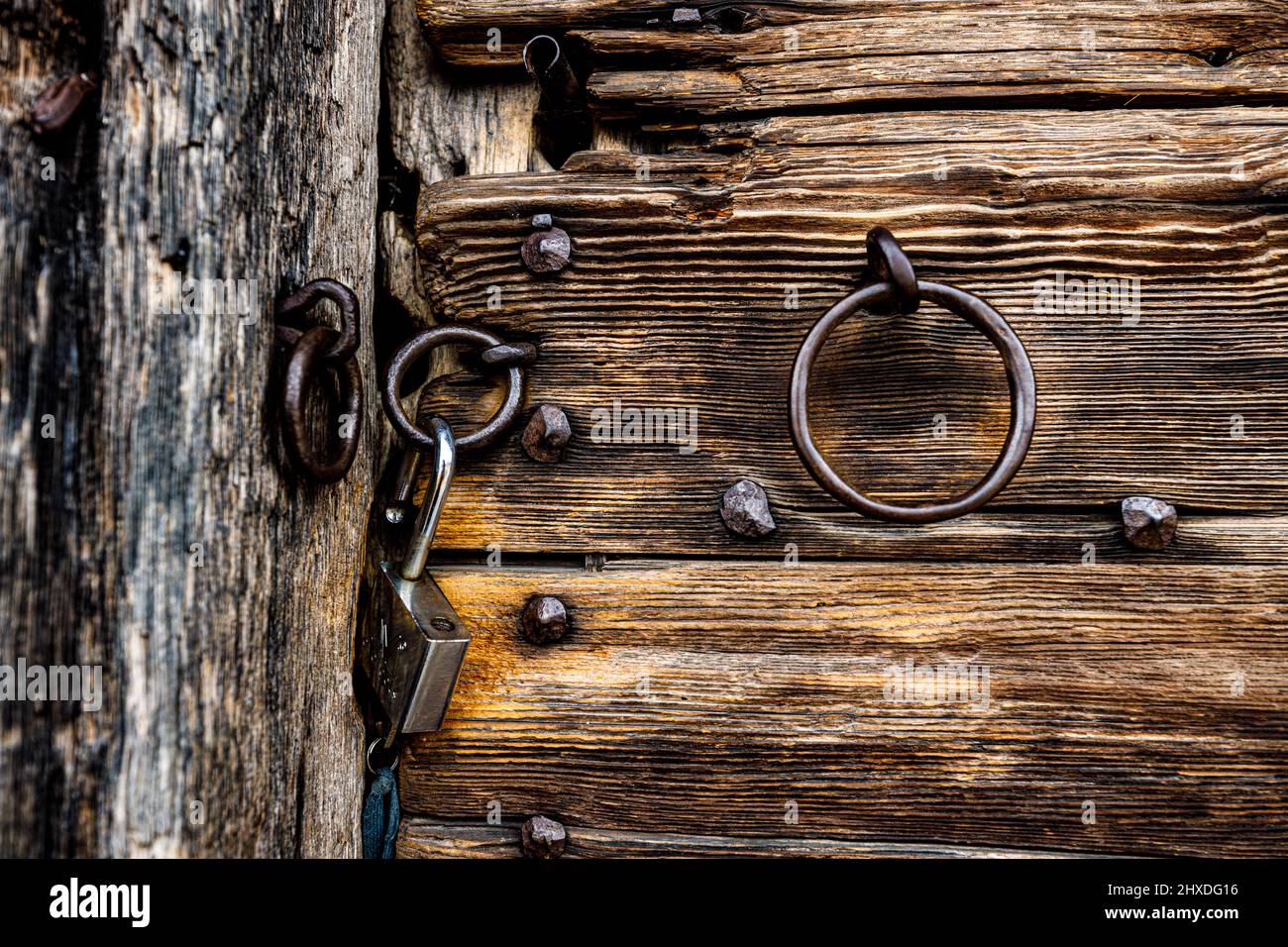 la vecchia porta di legno di chiscau in romania Foto Stock