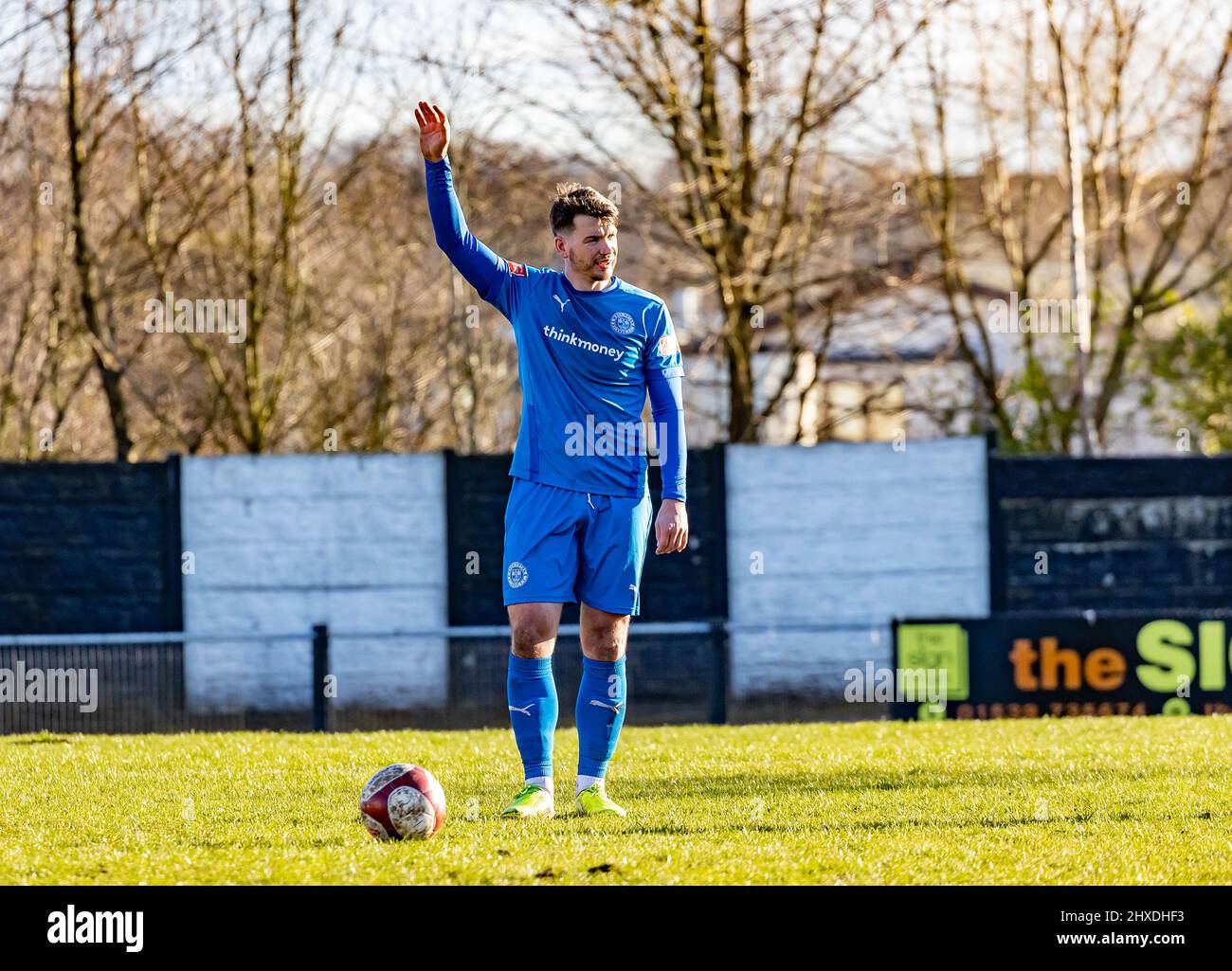 Il Kendal Town FC ha ospitato il Warrington Rylands 1906 FC a Parkside Road, Kendal, per una partita non di campionato. Andrew Scarisbrick riceve segnali per il suo calcio libero Foto Stock
