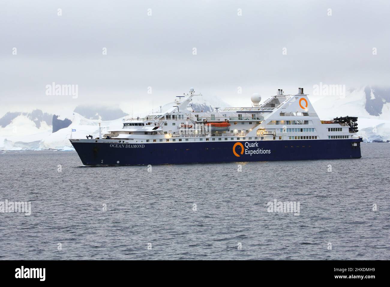 La nave da crociera Quark Expeditions, Ocean Diamond, a sud di Anvers Island, Antartide Peninsula. Foto Stock