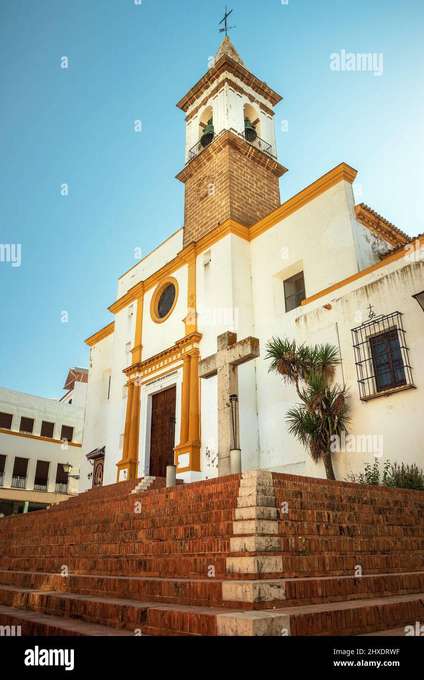 Bella facciata principale della Iglesia de Nuestra Señora de las Angustias a Ayamonte, Spagna, con la scala in primo piano, in un pomeriggio di sole Foto Stock