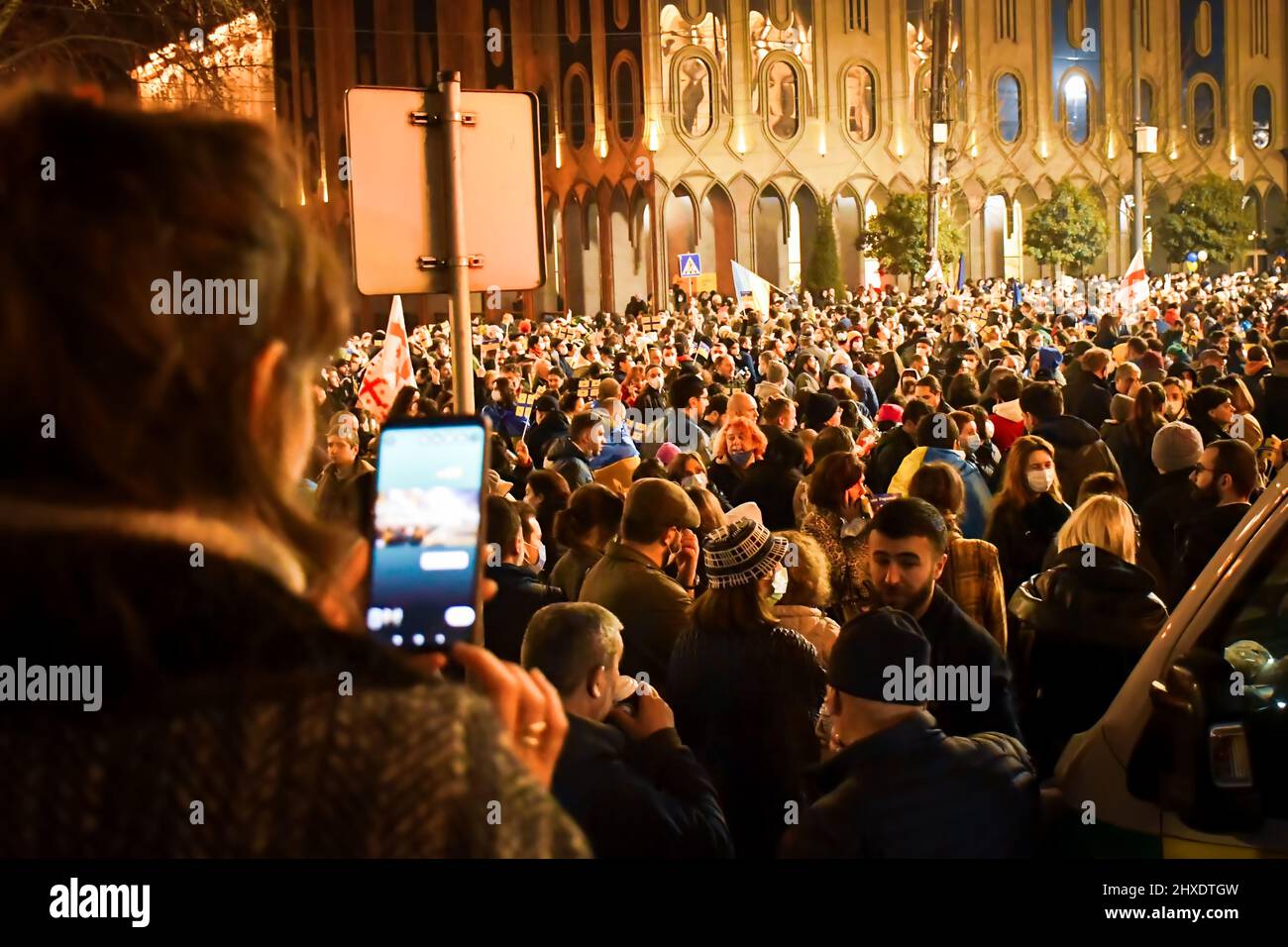 Tbilisi, Georgia - 1st marzo, 2022: Tipo di persona sul touch screen sullo smartphone per inviare notizie feed aggiornamento in protesta. L'esercito russo entrò in Ukrai Foto Stock