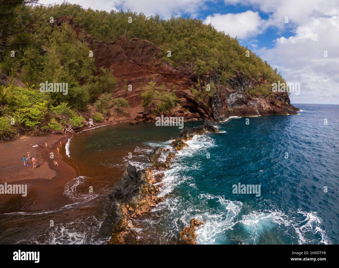 Maui, Hawaii, Stati Uniti. 2nd Mar 2022. Kaihalulu Beach, conosciuta anche come Red Sand Beach sul lato est di Maui, è una delle poche spiagge di sabbia rossa nel mondo. La sabbia rossa contrasta con l'acqua blu profonda dell'oceano. (Credit Image: © K.C. Filo Alfred/ZUMA Press) Foto Stock