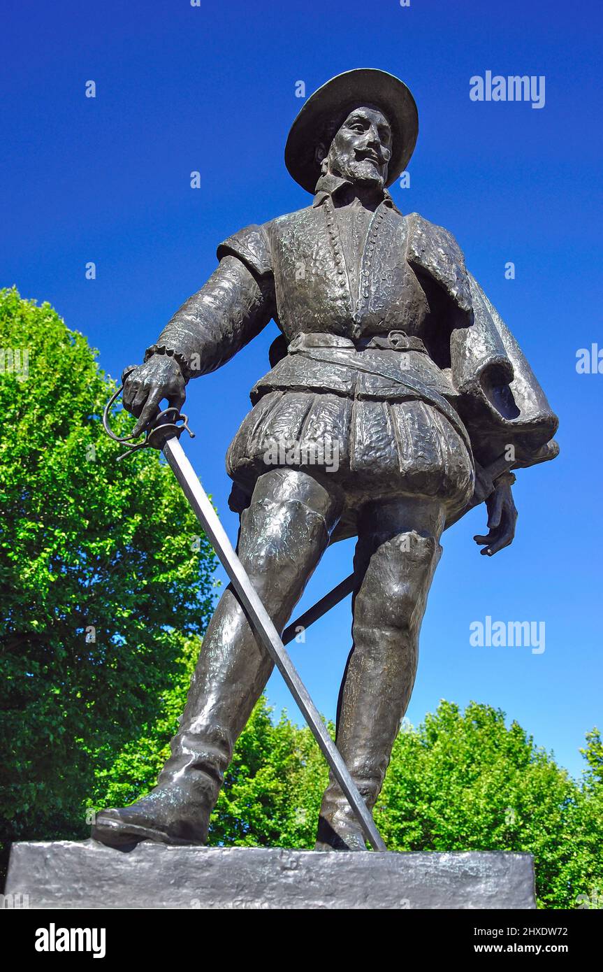 Sir Walter Raleigh statua, scoprire Greenwich Visitor Center, Greenwich, Borough of Greenwich, London, England, Regno Unito Foto Stock