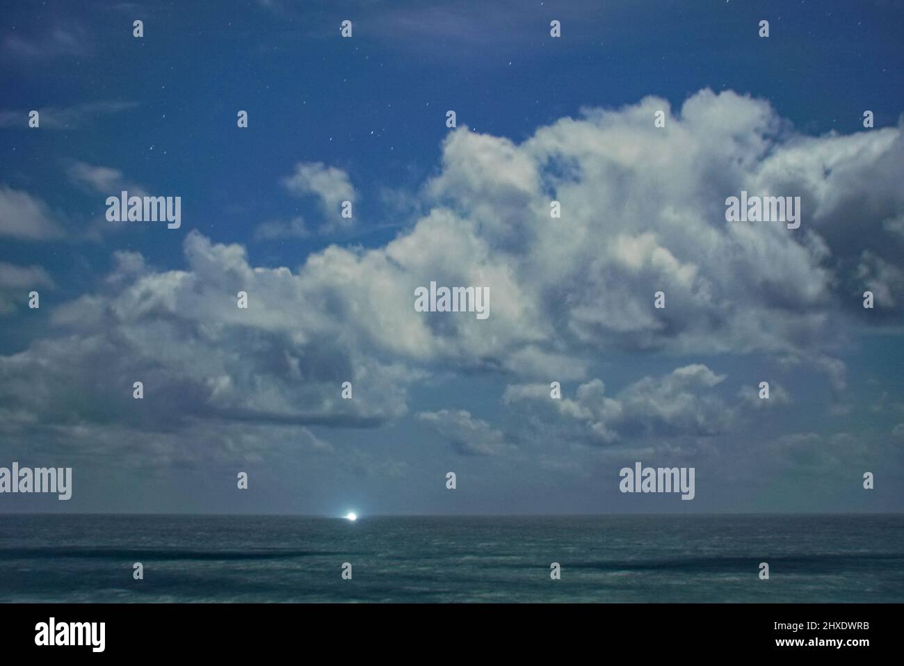 Barca che passa il canale britannico sotto la luce della Luna 2-2 Foto Stock