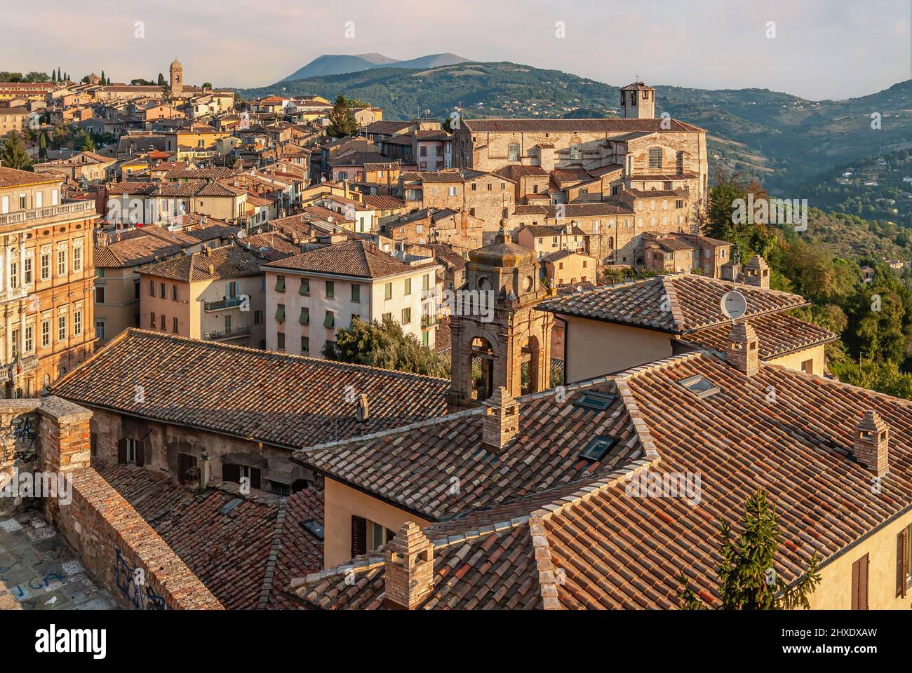 Vista sulla città del centro storico di Perugia all'alba, Umbria, Italia Foto Stock