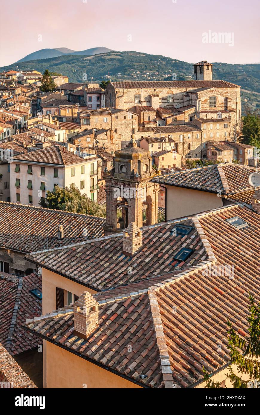 Vista sulla città del centro storico di Perugia all'alba, Umbria, Italia Foto Stock