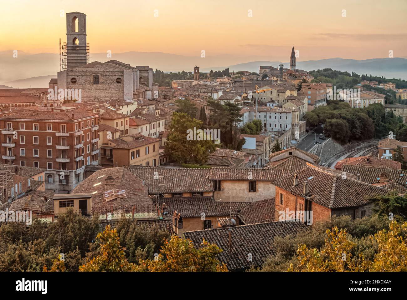 Vista sulla città del centro storico di Perugia all'alba, Umbria, Italia Foto Stock