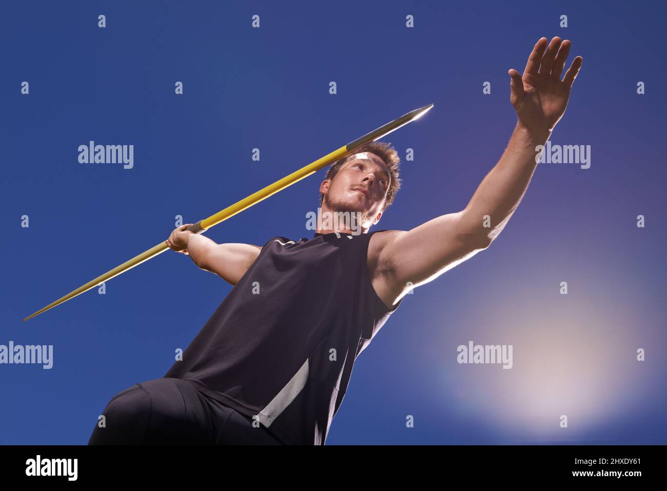 questo sta andando la distanza. Colpo di un uomo solista che getta una javelin fuori. Foto Stock