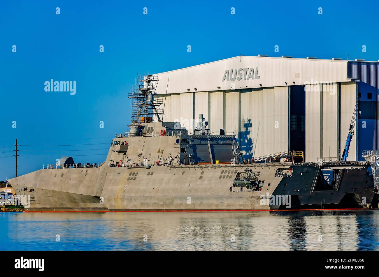 USS Canberra (RCS 30), una nave da combattimento litoranea, è ancorata allo stabilimento di produzione navale di Austal USA, il 10 marzo 2022, a Mobile, Alabama. Foto Stock