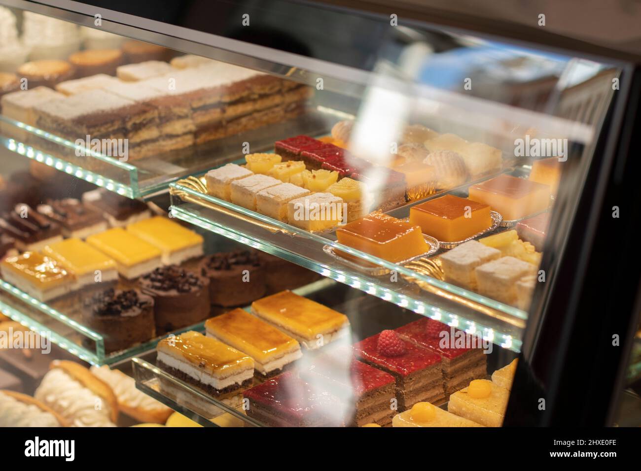 Potrai gustare dolci e dolci di molte varietà. Molto colorato. Messa a fuoco selettiva. Foto Stock