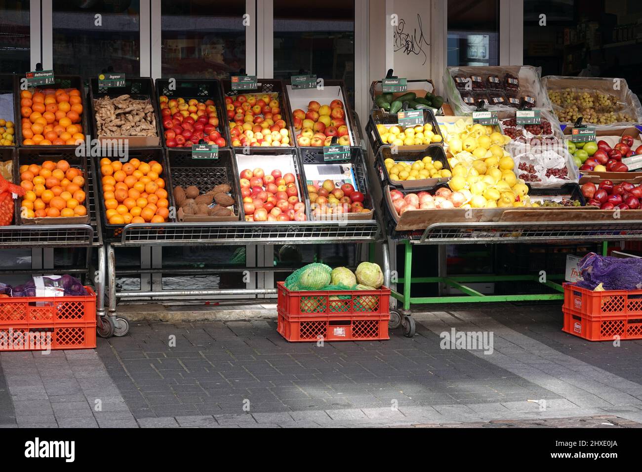 Stellagen mit Obst und Gemüse vor einem Gemüsefachgeschäft, Nordrhein-Westfalen, Deutschland, Brühl Foto Stock